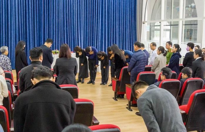 Sky-Line Hill高初中小学校举行会面并向学生家属道歉。
