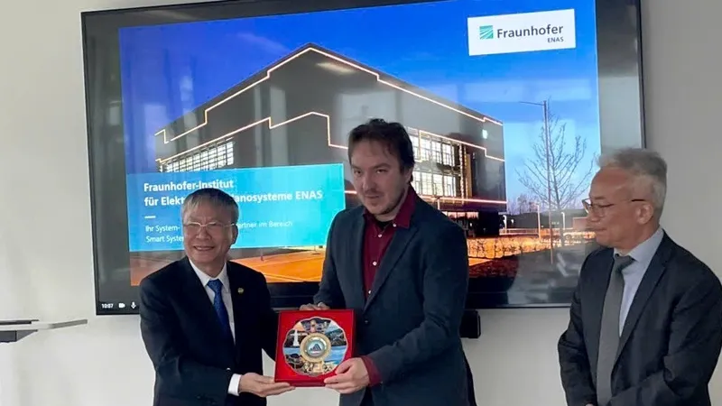 Chủ tịch HĐND TP Đà Nẵng Nguyễn Đức Dũng tặng quà lưu niệm cho ông Benjamin Schreiber, Quản lý dự án kinh doanh quốc tế của Viện Fraunhofer Enas