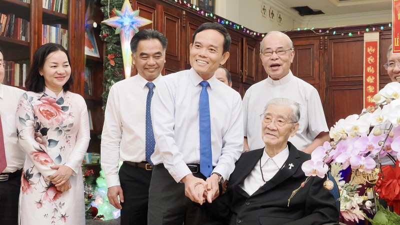 胡志明市市委书记探望并向天主教模范个人祝贺圣诞节