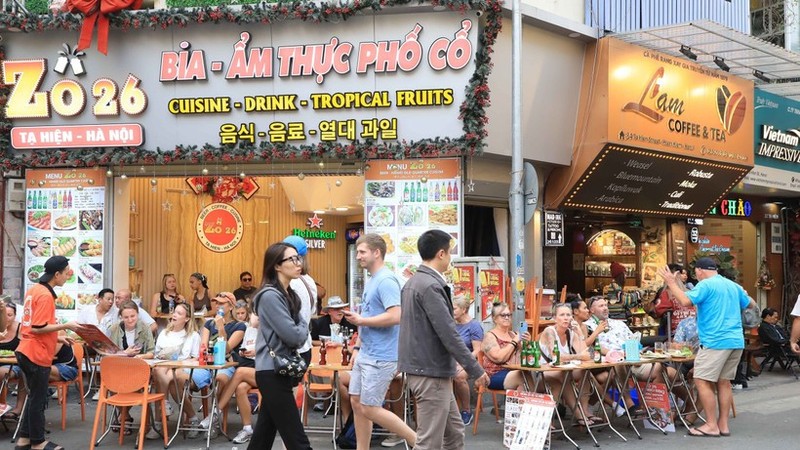 游客参观河内古街。图：越通社