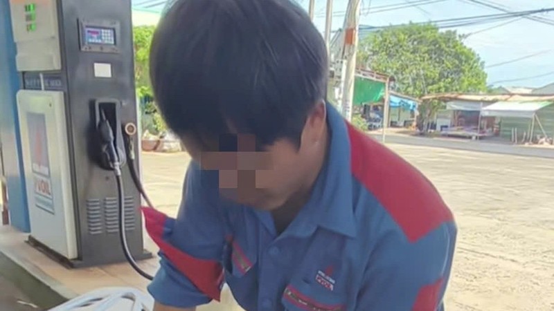 加油站工作人员拒绝接受银行转账，并将已加进顾客车内的汽油全部抽回。图：截取自视频。