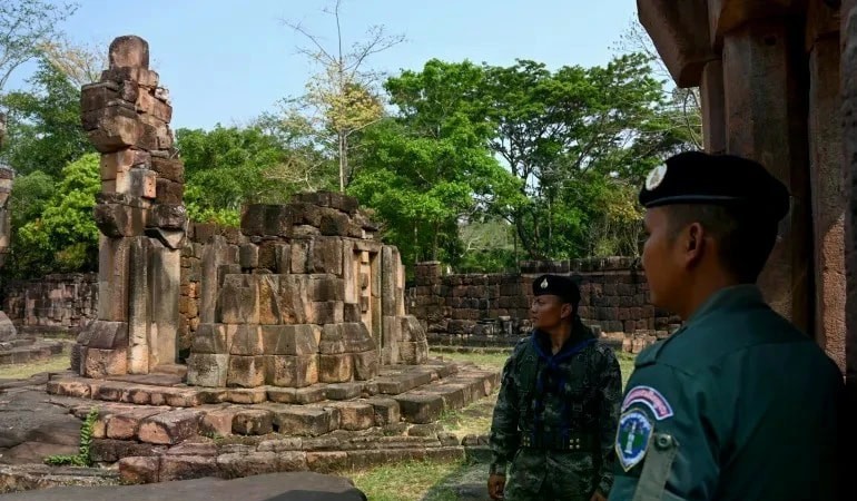 柬埔寨和泰国士兵在柬泰边境有争议的高棉寺庙塔莫安通寺站岗。图：互联网