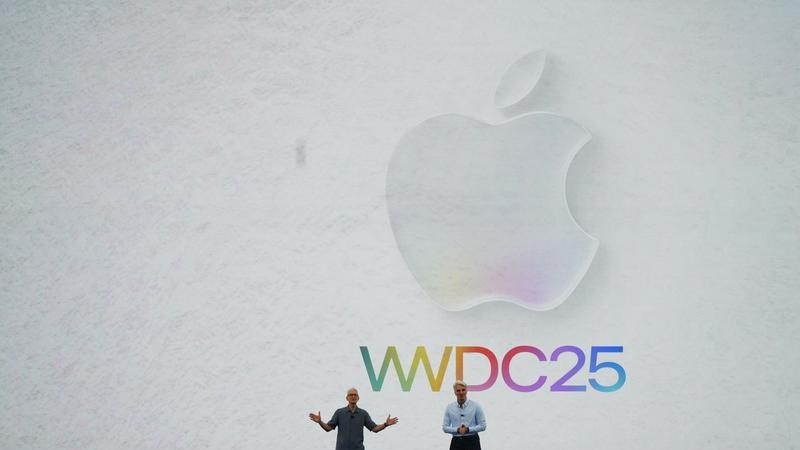 苹果公司首席执行官库克（左）在美国加利福尼亚州丘珀蒂诺市苹果公司总部参加全球开发者大会主题演讲活动。