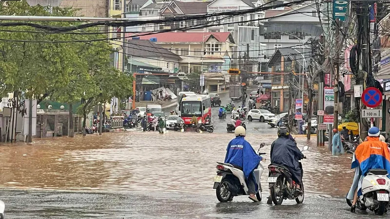 Đà Lạt mưa lớn, nhiều tuyến đường ngập sâu