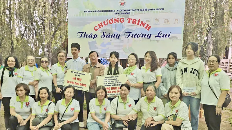 Gần 1 tỷ đồng học bổng tiếp sức 4 tân sinh viên Làng SOS Đà Lạt