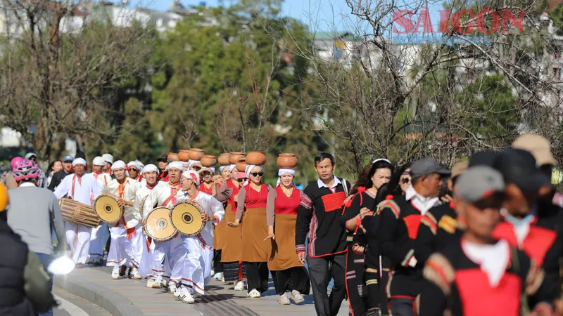 Sôi động màn trình diễn cồng chiêng giữa trung tâm Đà Lạt