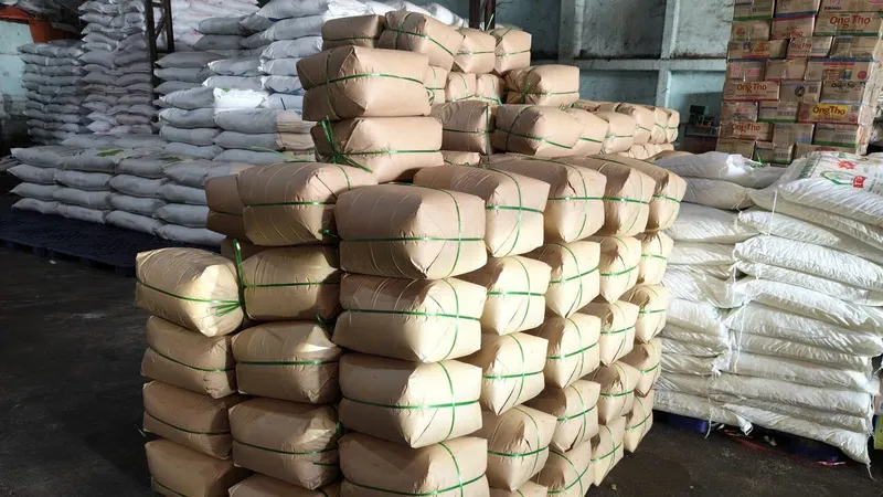 Các lô đường cát lậu và không rõ nguồn gốc bị thu giữ. Ảnh: DMS