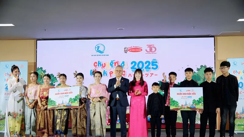 Ông Kaneda Hiroki - Tổng Giám đốc Acecook Việt Nam và bà Nguyễn Thị Hiền - Phó Giám đốc Quỹ BTTEVN trao giải Ngôi sao đặc sắc cho đội thắng cuộc. Ảnh: VIỆT NGA