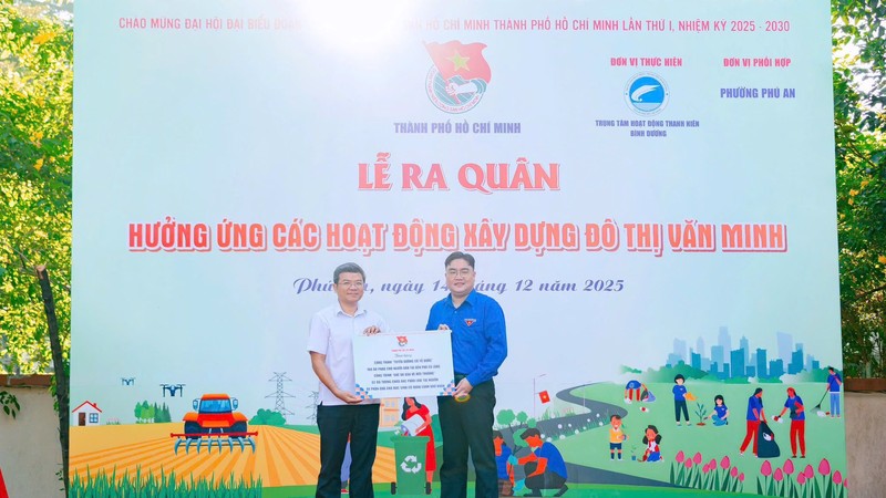 共青团本市市委书记吴明海向地方赠送青年工程象征牌。 