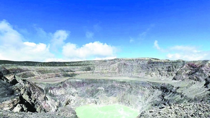 圣安娜火山口湖呈奶绿色。