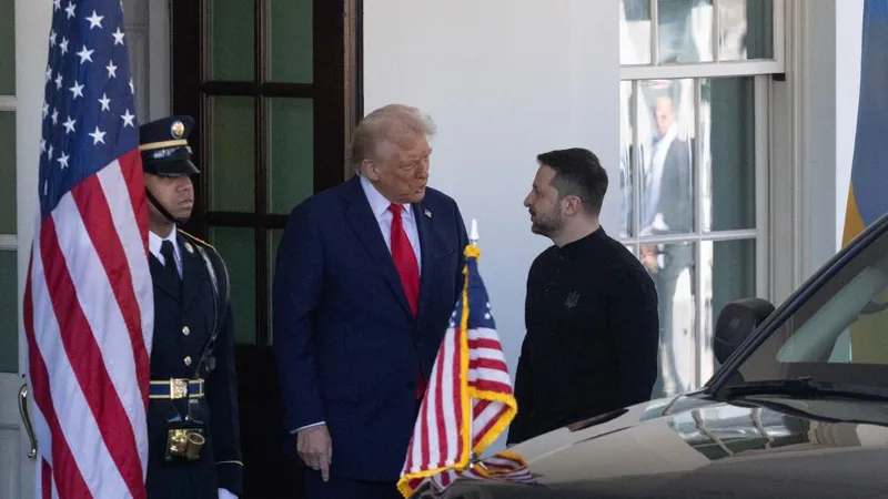 Tổng thống Mỹ Donald Trump và Tổng thống Ukraine Volodymyr Zelensky tại Nhà Trắng vào tháng 2-2025. Ảnh: XINHUA 