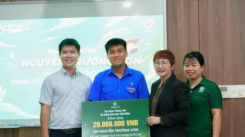 Thủ khoa khối C00 Đồng Nai nhận học bổng 20 triệu đồng