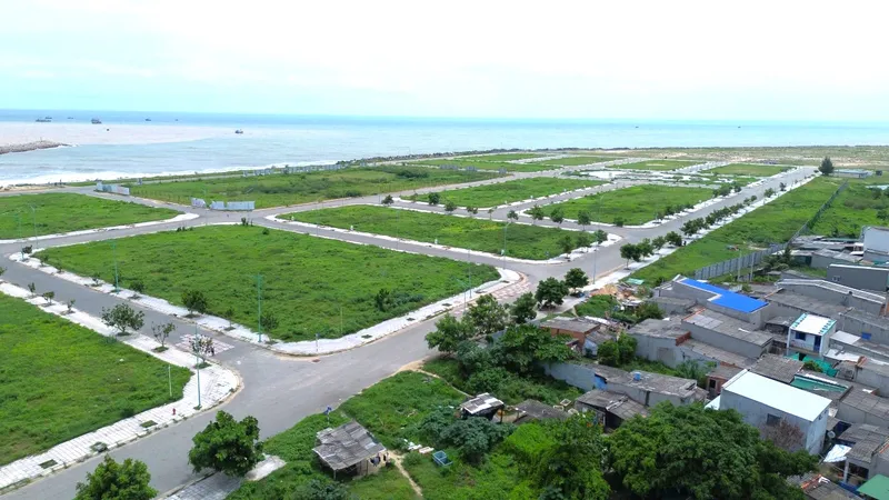 Ghi nhận bên trong dự án La Gi New City chỉ có một số công trình đường và các khu đất cỏ mọc um tùm