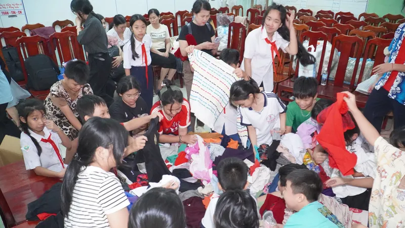 Học sinh vùng lũ tỉnh Khánh Hòa nhận hỗ trợ quần áo từ các mạnh thường quân