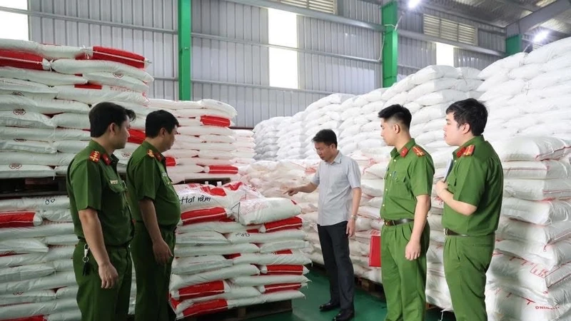 Lực lượng công an kiểm tra kho mỳ chính giả của Công ty TNHH Famimoto Việt Nam