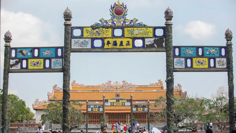Đông đảo du khách đến Đại nội Huế tham quan trong ngày 30-4