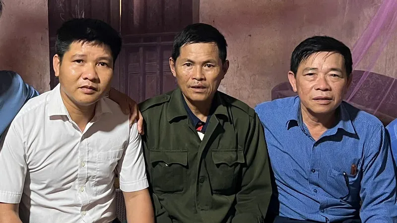 Ông Đặng Hữu Oanh tiếp nhận số tiền 20 triệu đồng của bạn đọc Báo SGGP hỗ trợ 