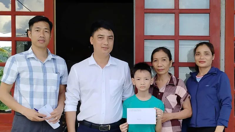 Trao 10,4 triệu đồng của bạn đọc Báo SGGP hỗ trợ đợt 3 hoàn cảnh khó khăn ở Hà Tĩnh