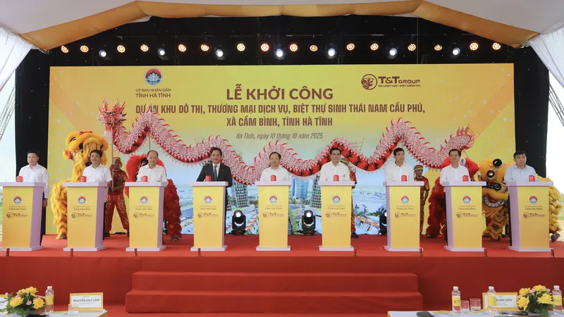Các đồng chí lãnh đạo tỉnh Hà Tĩnh, Tập đoàn T&T Group thực hiện nghi thức khởi công dự án