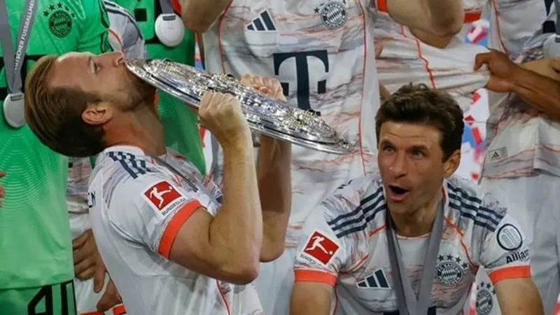 Harry Kane với chiếc đĩa bạc Bundesliga cùng Bayern Munich