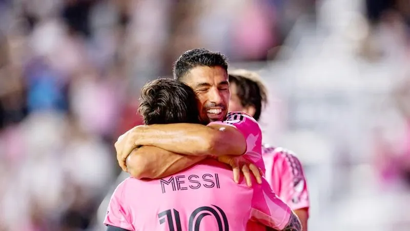 Luis Suarez và Lionel Messi mỗi người ghi 2 bàn thắng giúp Inter Miami thắng 4-2 trước Montreal.