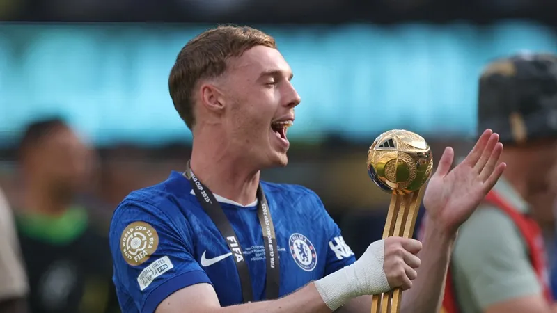 Cole Palmer đã giành Quả bóng Vàng cho Cầu thủ xuất sắc nhất tại FIFA Club World Cup.