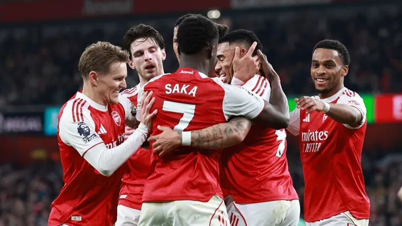 Arsenak chỉ thoát hiểm trong gang tấc để đánh bại Wolves 2-1 nhờ bàn phản lưới nhà phút 90+4. 