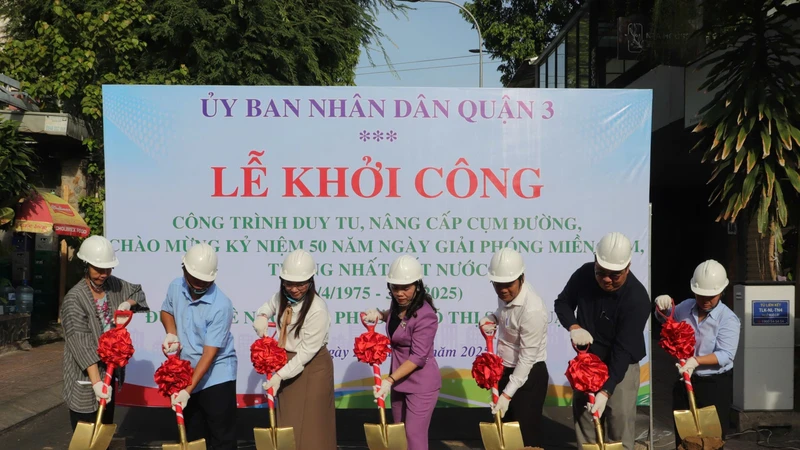 Bí thư Quận ủy quận 3 Nguyễn Thanh Xuân (áo tím) và các đại biểu thực hiện nghi thức khởi công công trình chào mừng kỷ niệm 50 năm Ngày Giải phóng miền Nam, thống nhất đất nước