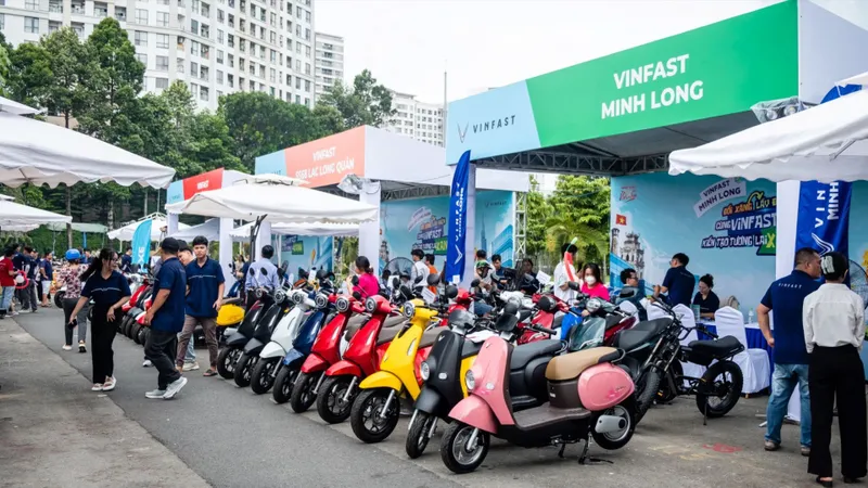 Người dân hào hứng sắm xe máy VinFast trong ngày hội “đổi xăng lấy điện” tại TPHCM
