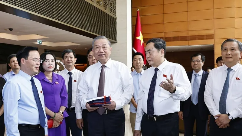 Tổng Bí thư Tô Lâm, Chủ tịch Quốc hội Trần Thanh Mẫn cùng các đại biểu tham quan khu trưng bày Quốc hội số tại hội nghị. Ảnh: TTXVN