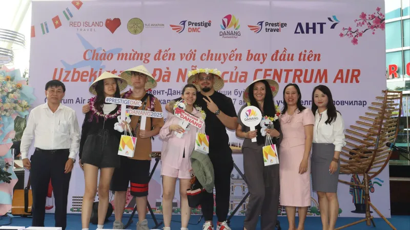 Lễ đón chuyến bay đầu tiên đến từ Tashkent (Uzbekistan) được Sở Du lịch TP Đà Nẵng phối hợp với các đơn vị liên quan tổ chức trang trọng cùng quà tặng cho những hành khách may mắn nhất chuyến bay. Ảnh: XUÂN QUỲNH