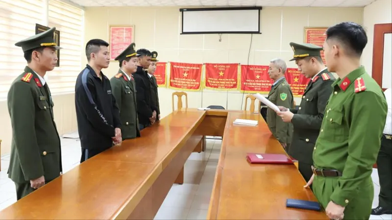 Cơ quan điều tra tống đạt quyết định khởi tố bị can. Ảnh: Công an Hà Tĩnh 