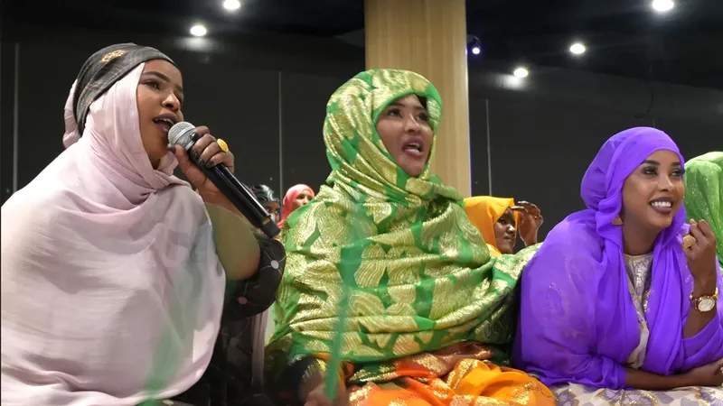 Các nhà thơ nữ đang đọc Buraanbu - thể loại thơ truyền thống tại một đám cưới ở St.Paul. Ảnh: SAHAN JOURNAL