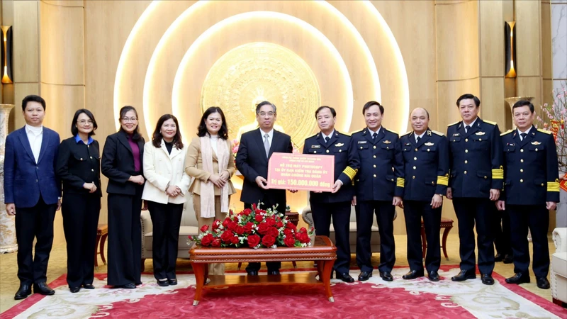 Đồng chí Nguyễn Phước Lộc thăm, chúc tết Bộ đội Biên phòng Việt Nam và các đơn vị Hải quân