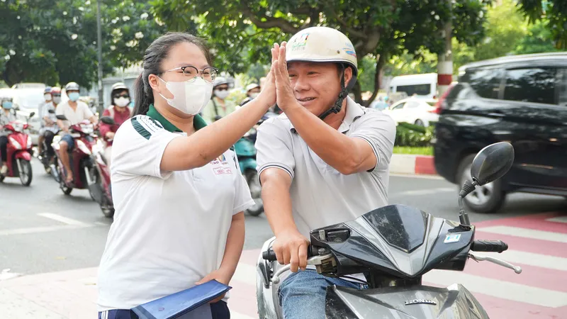 Tiễn con đi học
