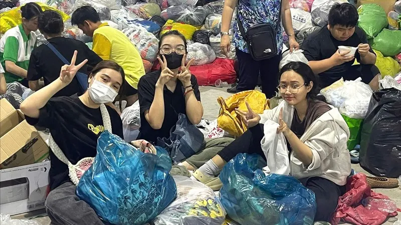 Hạnh phúc không chỉ ở tấm áo