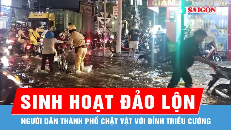 Người dân TPHCM chật vật trong đỉnh triều cường 