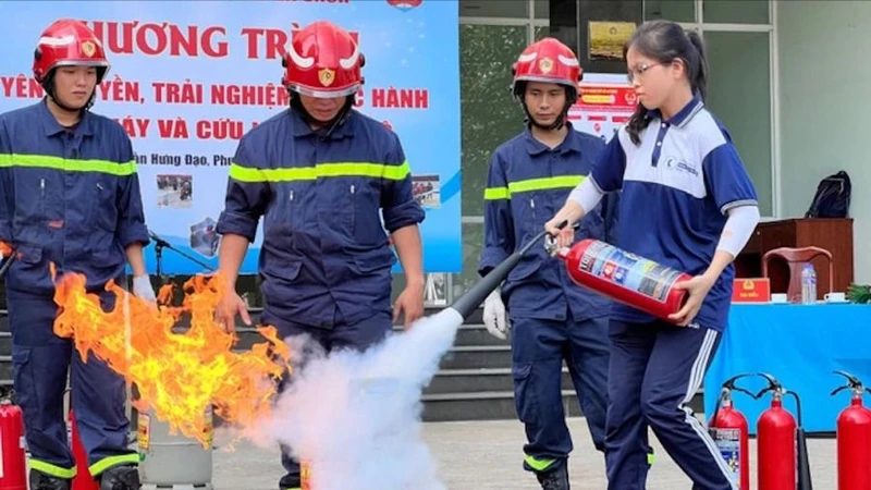 Cảnh sát PCCC TPHCM hướng dẫn người dân sử dụng dụng cụ chữa cháy. Ảnh: CHÍ THẠCH