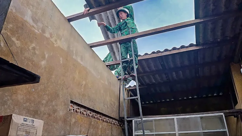 Bộ đội Biên phòng hỗ trợ người dân khắc phục hậu quả dông lốc ở A Lưới (Huế)