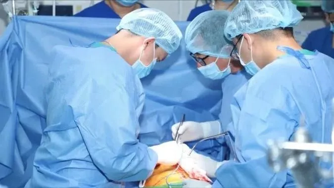 Các bác sĩ Bệnh viện Thống Nhất đang ghép tạng cho bệnh nhân