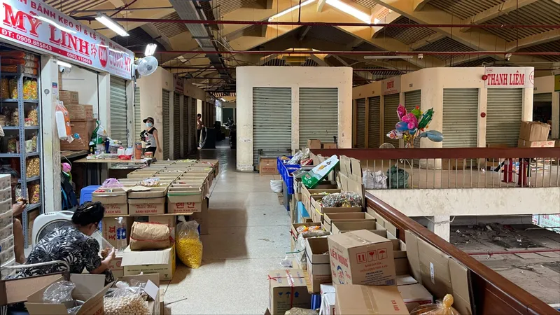 Các gian hàng vắng khách mua tại chợ Bình Tây (quận 6). Ảnh: HOÀNG HÙNG