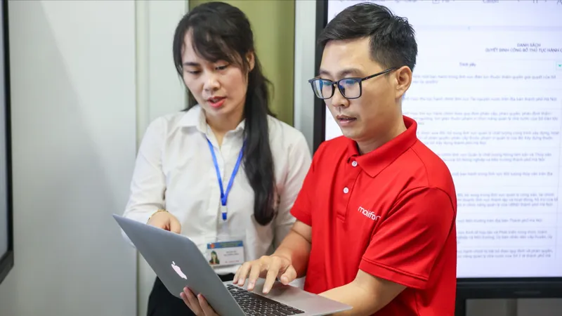 Nhân viên MobiFone hỗ trợ thủ tục hành chính theo mô hình chính quyền địa phương 2 cấp