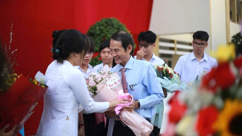 Giải thưởng Võ Trường Toản lần thứ 28 năm 2025 - Bài 2: Trên mỗi bước trưởng thành, luôn có bóng dáng thầy cô