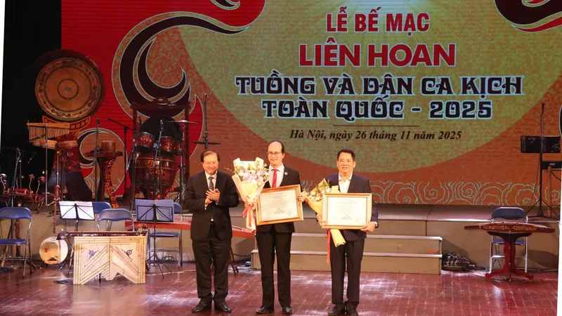 Trao giải cho hai tác phẩm đoạt Huy chương vàng