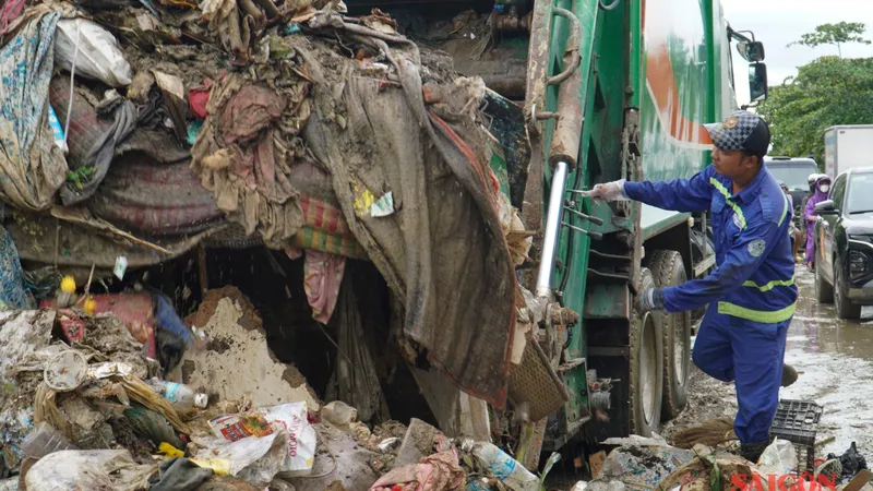 Khánh Hòa: Ngày đêm thu gom rác sau lũ