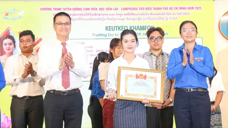 TPHCM tuyên dương 73 sinh viên, học viên Lào, Campuchia tiêu biểu