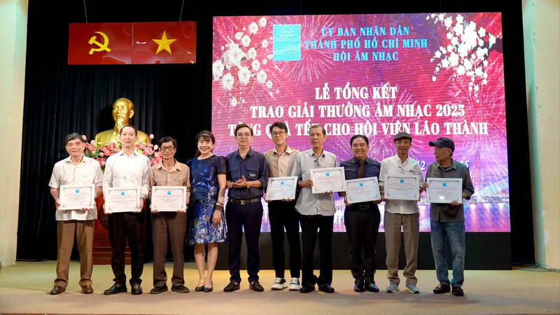 Thạc sĩ, nhạc sĩ Nguyễn Quang Vinh, Chủ tịch Hội Âm nhạc TPHCM và PGS-TS-NGƯT Nguyễn Thị Mỹ Liêm, Phó Chủ tịch Hội Âm nhạc TPHCM trao giải thưởng đến các tác giả đoạt giải thể loại ca khúc Thiếu nhi - Tuổi hồng. Ảnh: THÚY BÌNH