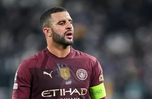 Kyle Walker mang băng đội trưởng trong trận thua Juventus