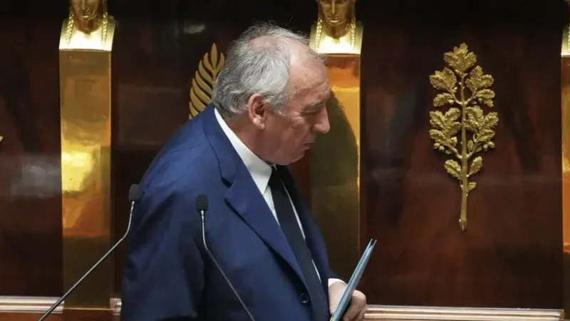 Thủ tướng Pháp Francois Bayrou không vượt qua bỏ phiếu tín nhiệm tại quốc hội. Ảnh: YAHOO NEWS 