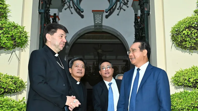 Đồng chí Nguyễn Văn Được, Ủy viên Trung ương Đảng, Phó Bí thư Thành ủy, Chủ tịch UBND TPHCM tiếp Tổng giám mục Marek Zalewski - Đại sứ Vatican tại Singapore kiêm Đại diện của Tòa Thánh Vatican thường trú tại Việt Nam - đến thăm và làm việc. Ảnh : VIỆT DŨNG